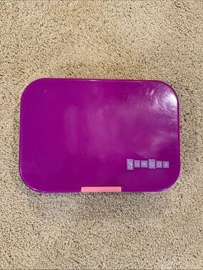 Yumbox. Kids Lunch Box - Purple. Bento box. EUC. 5 compartments. Healthy